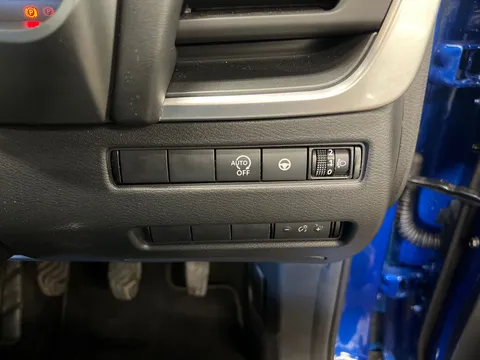 OW24EZV Nissan Qashqai 1.3 DiG-T MH N-Connecta [Glass Roof] 5dr Thumbnail #24