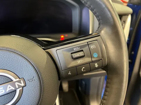 OW24EZV Nissan Qashqai 1.3 DiG-T MH N-Connecta [Glass Roof] 5dr Thumbnail #25