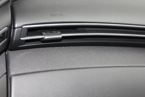 DU73AOL Hyundai Tucson 1.6 TGDi Plug-in Hybrid Premium 5dr 4WD Auto Thumbnail #14