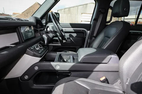 DU70HXJ Land Rover Defender 2.0 D240 First Edition 110 5dr Auto Thumbnail #15