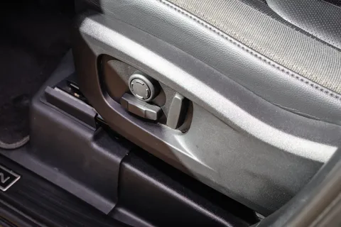 DU70HXJ Land Rover Defender 2.0 D240 First Edition 110 5dr Auto Thumbnail #17