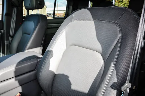 FJ24YNB Land Rover Defender 3.0 D300 X-Dynamic HSE 110 5dr Auto Thumbnail #16