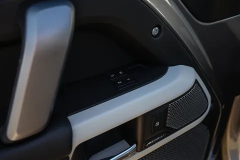 FJ24YNB Land Rover Defender 3.0 D300 X-Dynamic HSE 110 5dr Auto Thumbnail #21