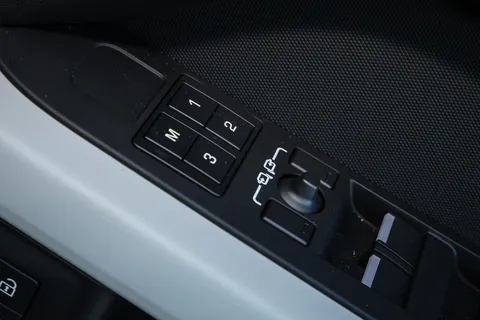 FJ24YNB Land Rover Defender 3.0 D300 X-Dynamic HSE 110 5dr Auto Thumbnail #30