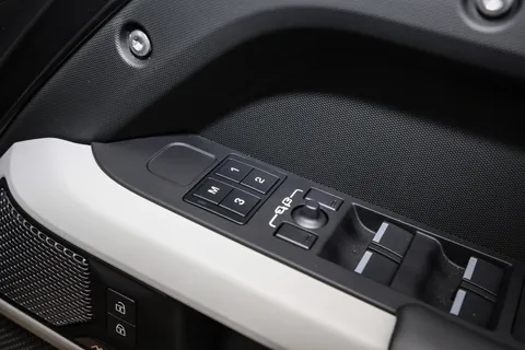 KR24BSZ Land Rover Defender 3.0 D300 X-Dynamic HSE 110 5dr Auto [7 Seat] Thumbnail #25