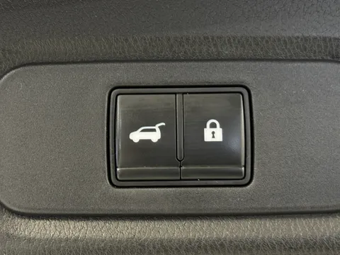 DV72XOK Nissan Qashqai 1.3 DiG-T MH 158 Tekna 5dr Xtronic Thumbnail #14