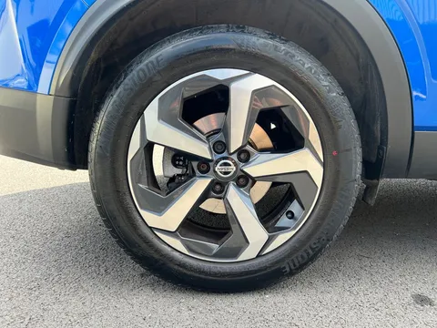 DT21HCP Nissan Qashqai 1.3 DiG-T MH Premiere Edition 5dr Thumbnail #10