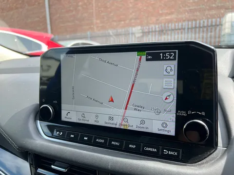 DT21HCP Nissan Qashqai 1.3 DiG-T MH Premiere Edition 5dr Thumbnail #15