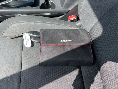 DT21HCP Nissan Qashqai 1.3 DiG-T MH Premiere Edition 5dr Thumbnail #22