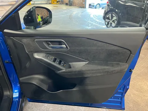 DL24LPA Nissan Qashqai 1.3 DiG-T MH 158 N-Design 5dr Xtronic Thumbnail #17