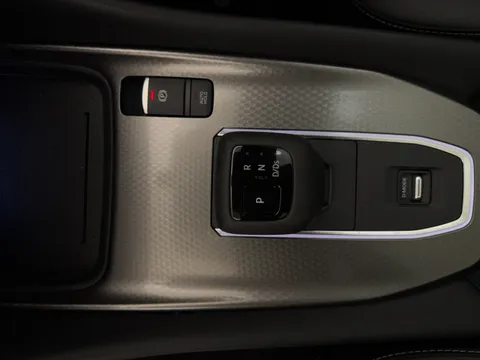 LX74KZT Nissan Qashqai 1.3 DiG-T MH 158 N-Connecta [Glass Rf] 5dr Xtronic Thumbnail #18