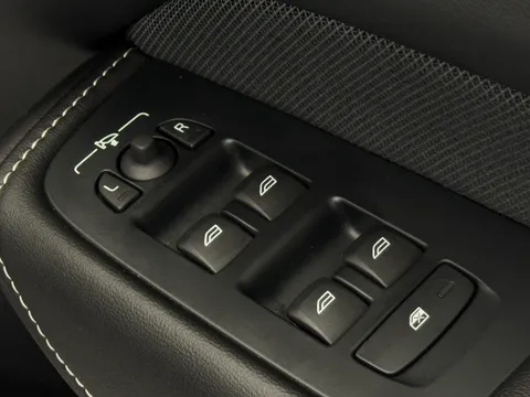 FL71ZSU Volvo XC60 2.0 B5P R DESIGN 5dr Geartronic Thumbnail #28