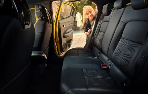 Nissan Juke 1.6 Hybrid N-Connecta 5dr Auto Thumbnail #8