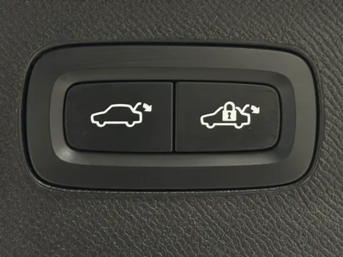 DP72GZA Volvo XC90 2.0 B5P Ultimate Dark 5dr AWD Geartronic Thumbnail #16