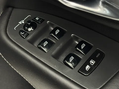 DP72GZA Volvo XC90 2.0 B5P Ultimate Dark 5dr AWD Geartronic Thumbnail #28