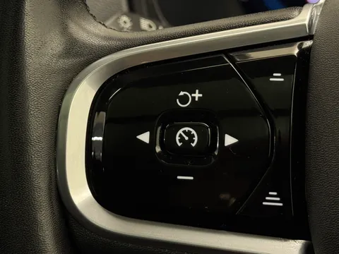 DP72GZA Volvo XC90 2.0 B5P Ultimate Dark 5dr AWD Geartronic Thumbnail #31