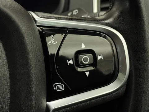 DP72GZA Volvo XC90 2.0 B5P Ultimate Dark 5dr AWD Geartronic Thumbnail #32