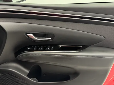 DN72KNU Hyundai Tucson 1.6 TGDi Plug-in Hybrid Premium 5dr 4WD Auto Thumbnail #18