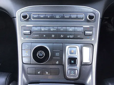 24 of 40 for HYUNDAI SANTA FE 1.6 TGDi Hybrid Premium 5dr Auto - ZERO DEPOSIT FINANCE & CASHBACK AVAILABLE