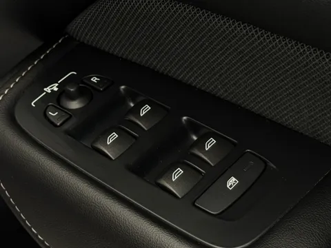 YY22ORF Volvo XC60 2.0 B4D R DESIGN 5dr AWD Geartronic Thumbnail #17