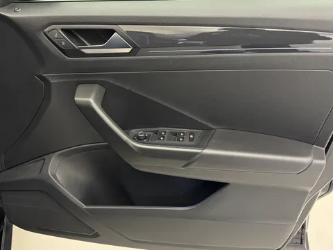 KO19UZM Volkswagen T-Roc 2.0 TDI R-Line 5dr Thumbnail #15