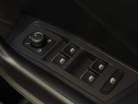 KO19UZM Volkswagen T-Roc 2.0 TDI R-Line 5dr Thumbnail #16