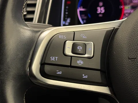 KO19UZM Volkswagen T-Roc 2.0 TDI R-Line 5dr Thumbnail #17