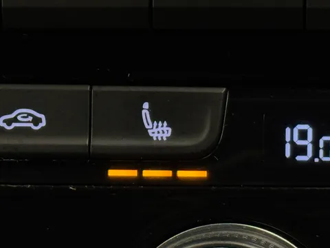 KO19UZM Volkswagen T-Roc 2.0 TDI R-Line 5dr Thumbnail #23