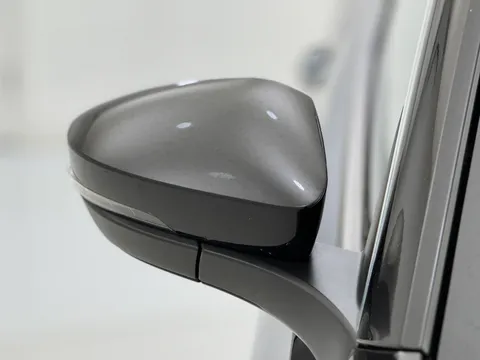 KO19UZM Volkswagen T-Roc 2.0 TDI R-Line 5dr Thumbnail #29