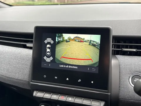 BG75LLM Renault Clio 1.6 E-TECH full hybrid 145 Techno 5dr Auto Thumbnail #8