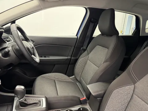 DA72CHV Renault Captur 1.6 E-TECH Hybrid 145 Iconic Edition 5dr Auto Thumbnail #13