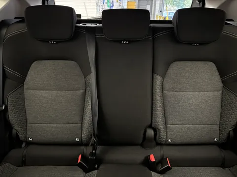 DA72CHV Renault Captur 1.6 E-TECH Hybrid 145 Iconic Edition 5dr Auto Thumbnail #16