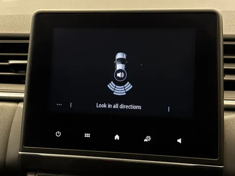 DA72CHV Renault Captur 1.6 E-TECH Hybrid 145 Iconic Edition 5dr Auto Thumbnail #24