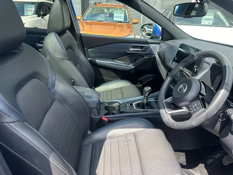 FE22MYJ Nissan Qashqai 1.3 DiG-T MH Tekna 5dr Thumbnail #16