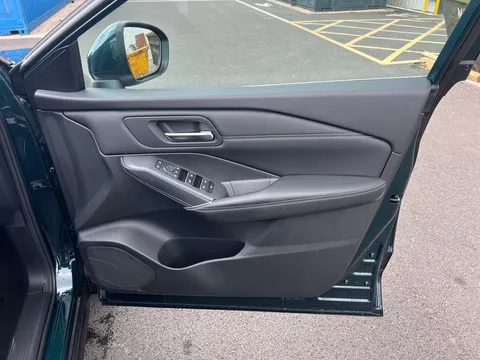 OW24EZP Nissan Qashqai 1.3 DiG-T MH N-Connecta [Glass Roof] 5dr Thumbnail #17