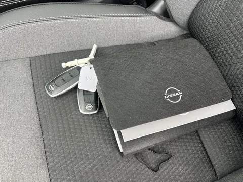 OW24EZP Nissan Qashqai 1.3 DiG-T MH N-Connecta [Glass Roof] 5dr Thumbnail #20
