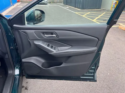 OV24MOF Nissan Qashqai 1.3 DiG-T MH N-Connecta [Glass Roof] 5dr Thumbnail #17