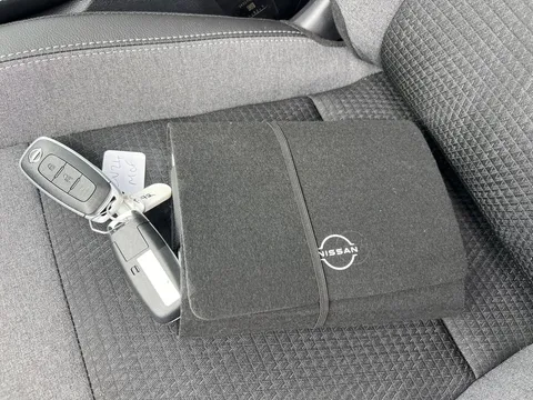 OV24MOF Nissan Qashqai 1.3 DiG-T MH N-Connecta [Glass Roof] 5dr Thumbnail #20