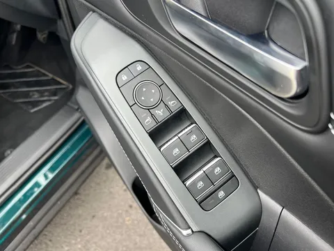 OV24MOF Nissan Qashqai 1.3 DiG-T MH N-Connecta [Glass Roof] 5dr Thumbnail #21