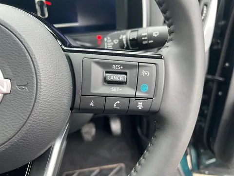 OV24MOF Nissan Qashqai 1.3 DiG-T MH N-Connecta [Glass Roof] 5dr Thumbnail #23