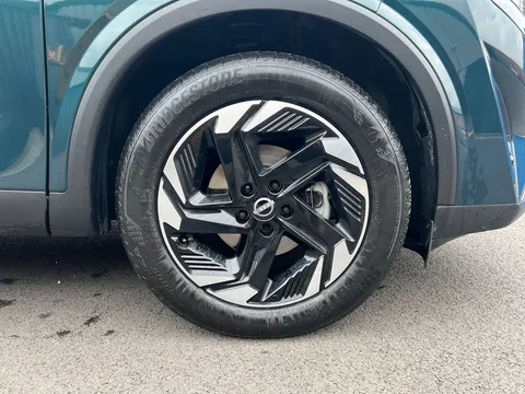 OV24MOF Nissan Qashqai 1.3 DiG-T MH N-Connecta [Glass Roof] 5dr Thumbnail #26