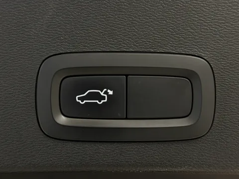 YK70JRE Volvo XC40 2.0 B4P R DESIGN Pro 5dr Auto Thumbnail #15