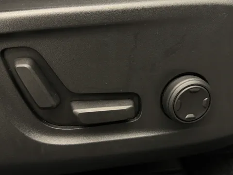 YK70JRE Volvo XC40 2.0 B4P R DESIGN Pro 5dr Auto Thumbnail #21