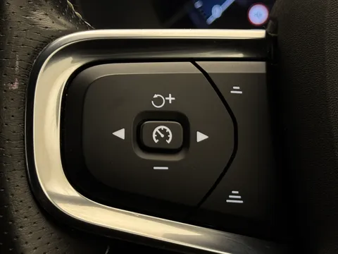 YK70JRE Volvo XC40 2.0 B4P R DESIGN Pro 5dr Auto Thumbnail #23