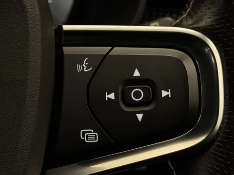 YK70JRE Volvo XC40 2.0 B4P R DESIGN Pro 5dr Auto Thumbnail #24