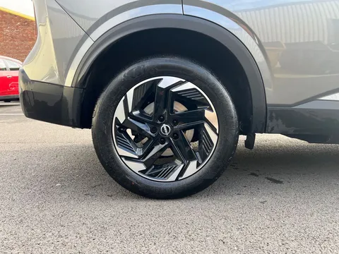 DS74TXZ Nissan Qashqai 1.3 DiG-T MH 158 N-Connecta 5dr Xtronic Thumbnail #10