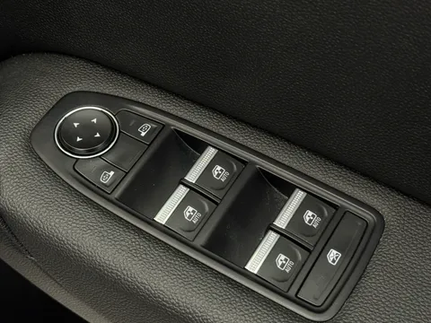 DS23FYX Renault Captur 1.0 TCE 90 Rive Gauche 5dr Thumbnail #18