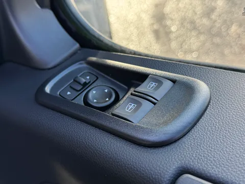 DN75XCH Nissan Interstar 2.3 dci 135ps H2 Tekna+ Van Thumbnail #15