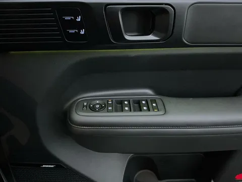 DT25VYV Hyundai Santa Fe 1.6 TGDi PHEV Calligraphy 5dr 4WD Auto [6 Seats] Thumbnail #25