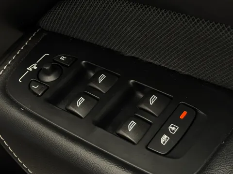 DX71FWR Volvo XC60 2.0 B5P R DESIGN 5dr AWD Geartronic Thumbnail #24